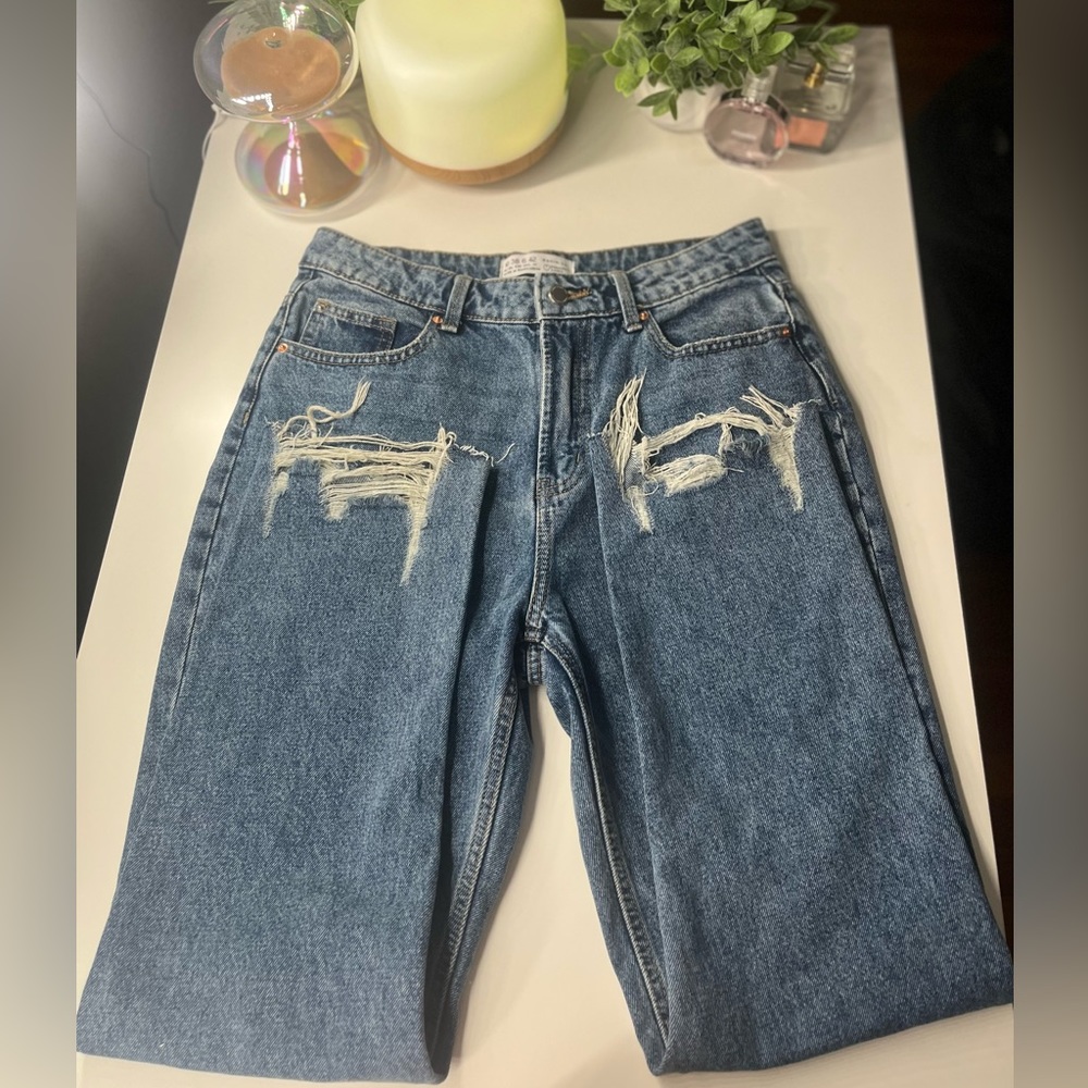 Never Used Size 6 wide legged jeans.